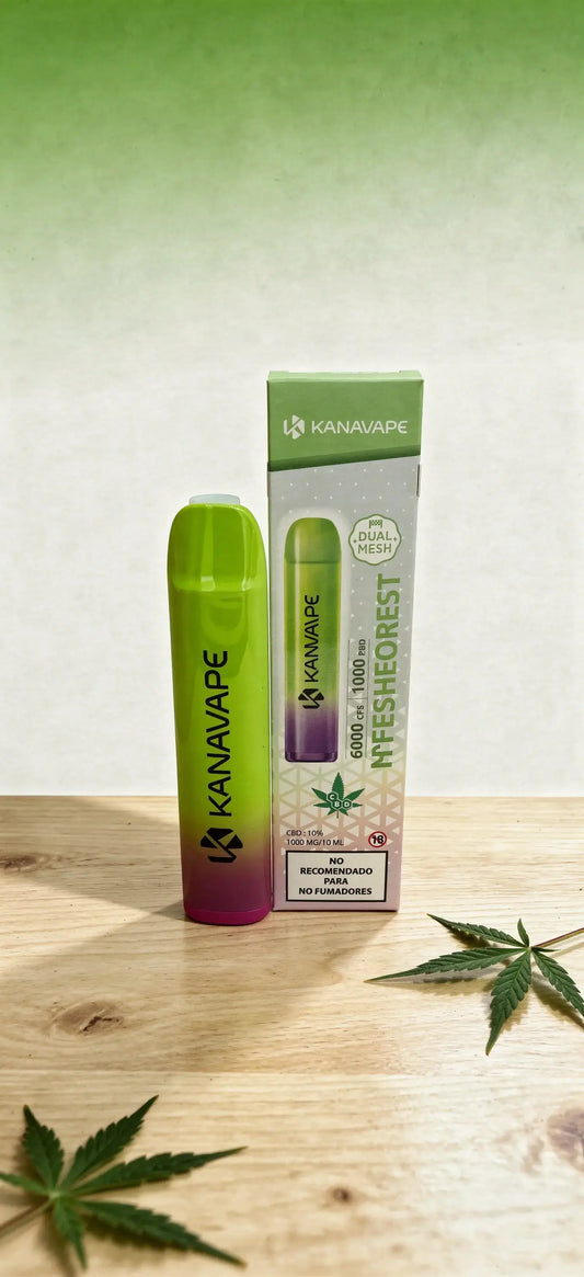 Gourde électronique Kanavape Fresh Forest verte avec emballage coloré sur table, feuilles de cannabis au premier plan.